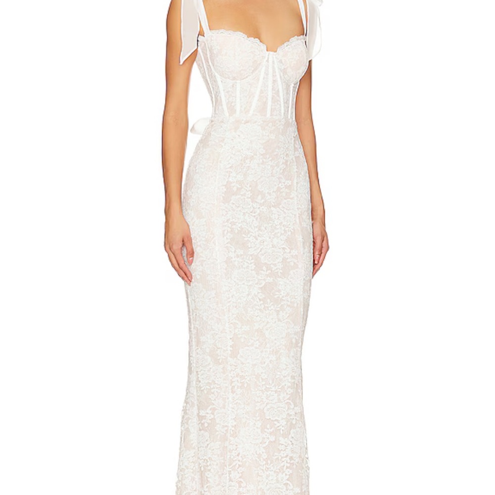Romanza Gown in White Chantilly Lace
V. Chapman